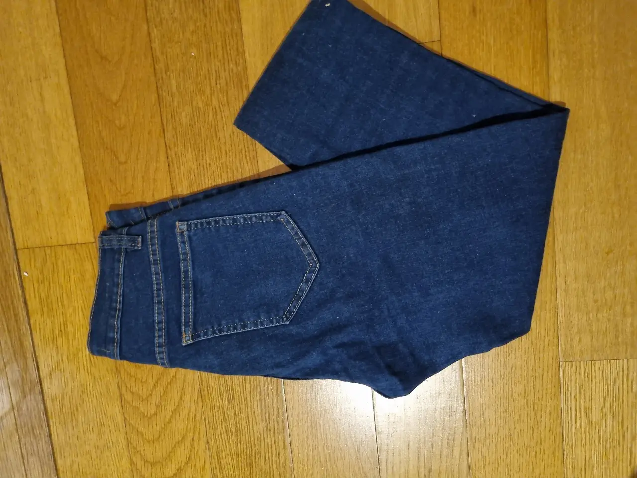Jeans de hombre, corte recto, color azul oscuro. Talle 42/26. Ideal para un look casual y cómodo.