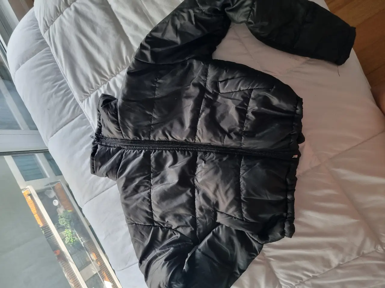 Campera negra acolchada, ideal para el invierno. Con cierre frontal y mangas largas. Perfecta para mantenerte abrigado con estilo.