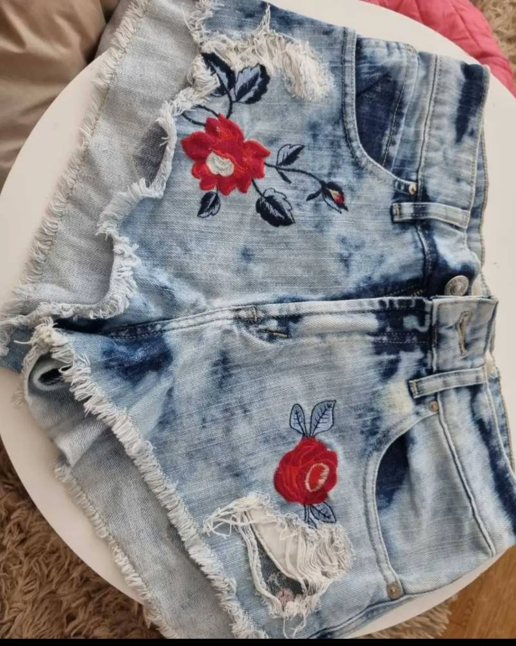 Short de jean de mujer con bordado floral y detalles rotos. Talle XS. Ideal para un look casual y fresco.