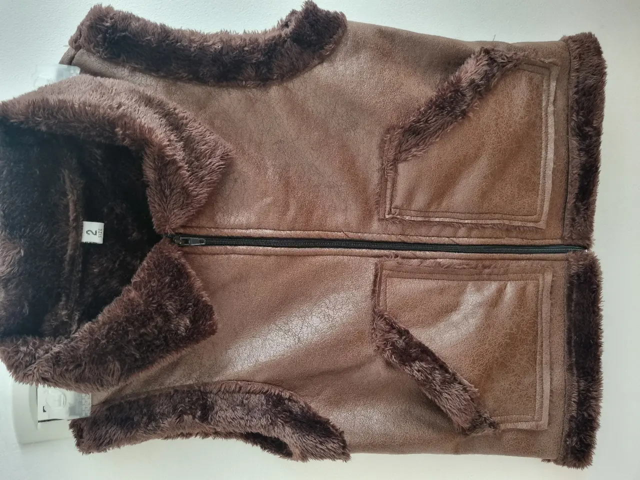 Chaleco de mujer marrón con forro de piel sintética. Ideal para el invierno, con cierre y bolsillos. tipo gamulan. talla 2. 