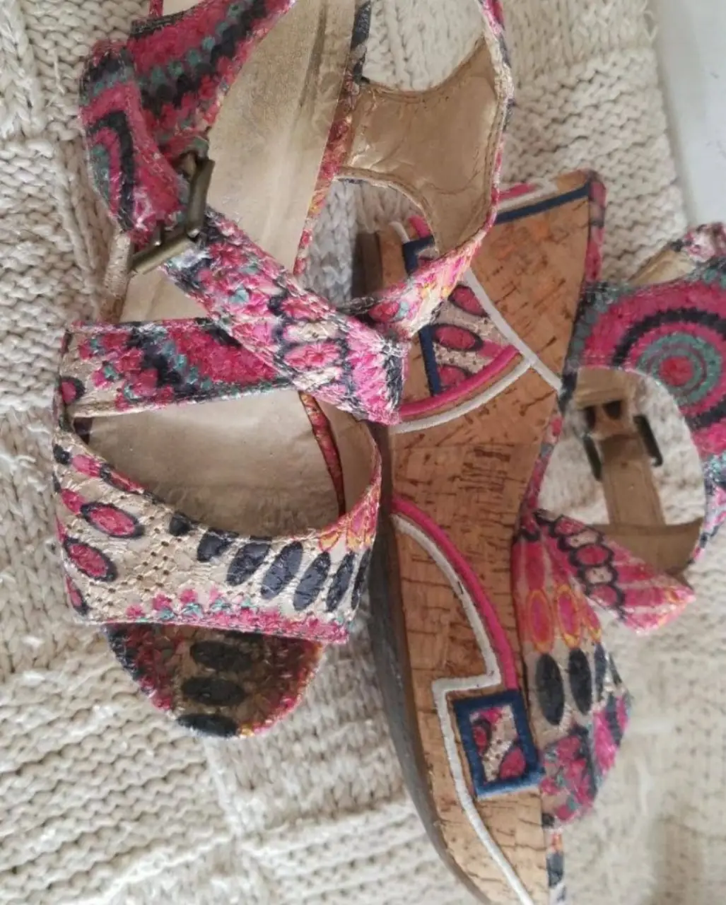 Sandalias de mujer con plataforma de corcho y diseño estampado. Ideales para un look casual y fresco.