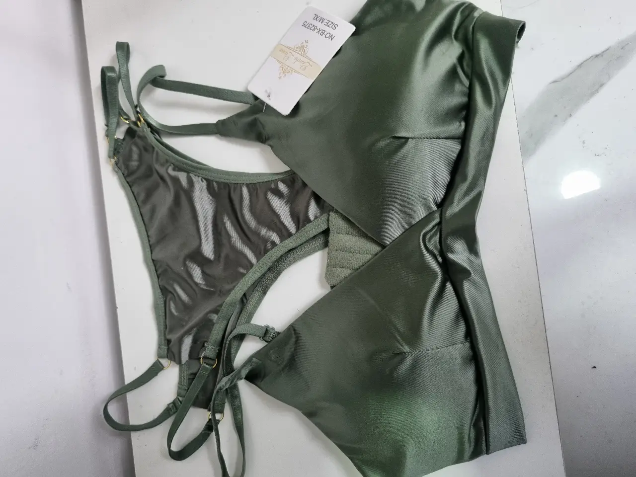 Conjunto de bikini verde oscuro, ideal para la playa o pileta. Top con diseño especial y bombacha a juego.
