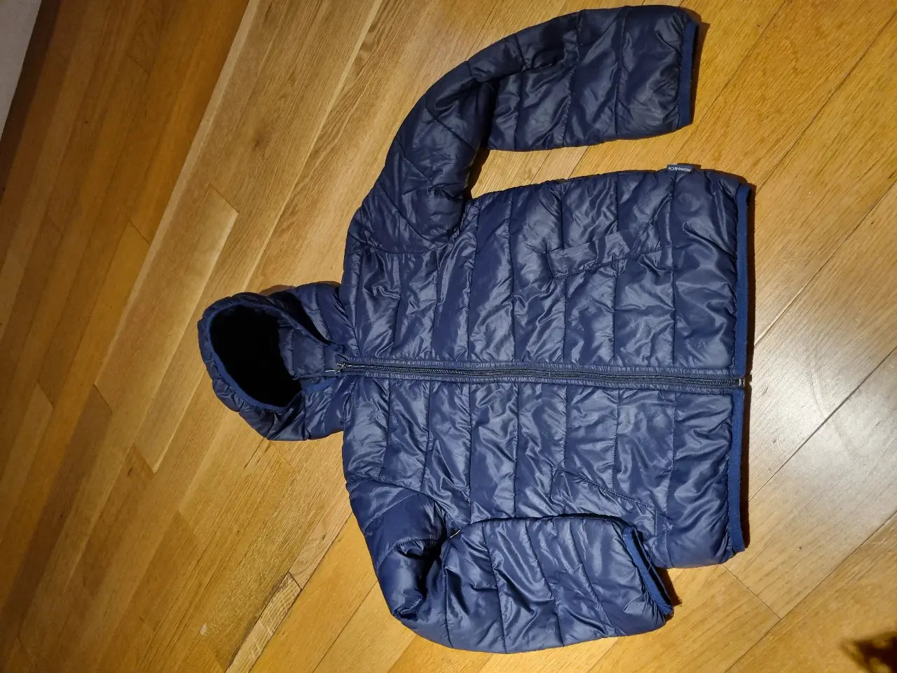 Campera de pluma azul marino para niños, con capucha y cierre. Marca Mimo & Co. Ideal para el invierno. talle 10 