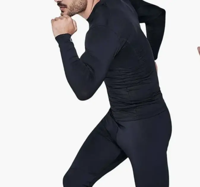 Remera termica,  Confeccionado en tejido técnico que se adapta al cuerpo.