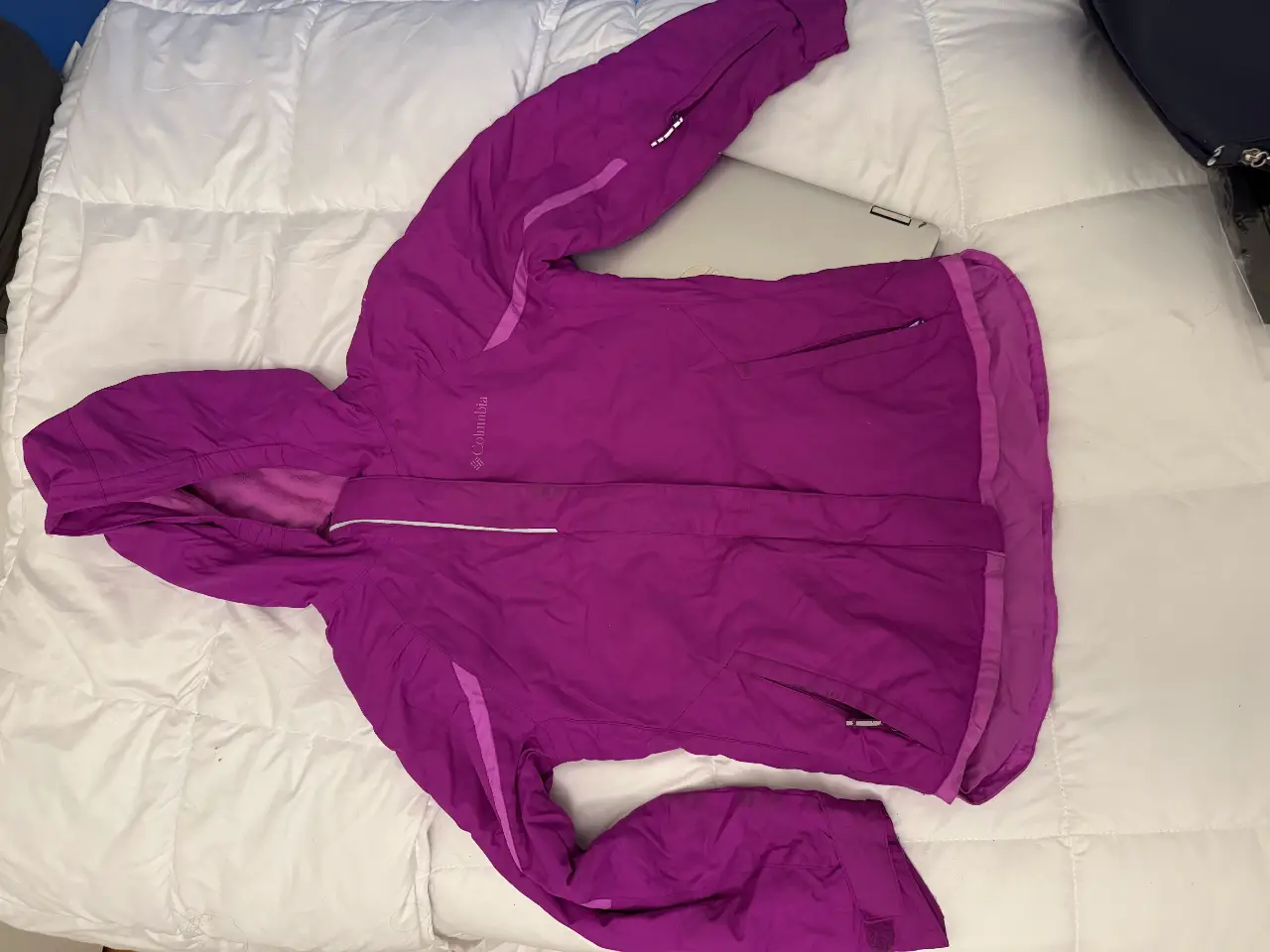 Campera Columbia deportiva para niña tale S, color violeta. Ideal para actividades al aire libre y climas fríos. Cuenta con capucha y bolsillos. de montaña 