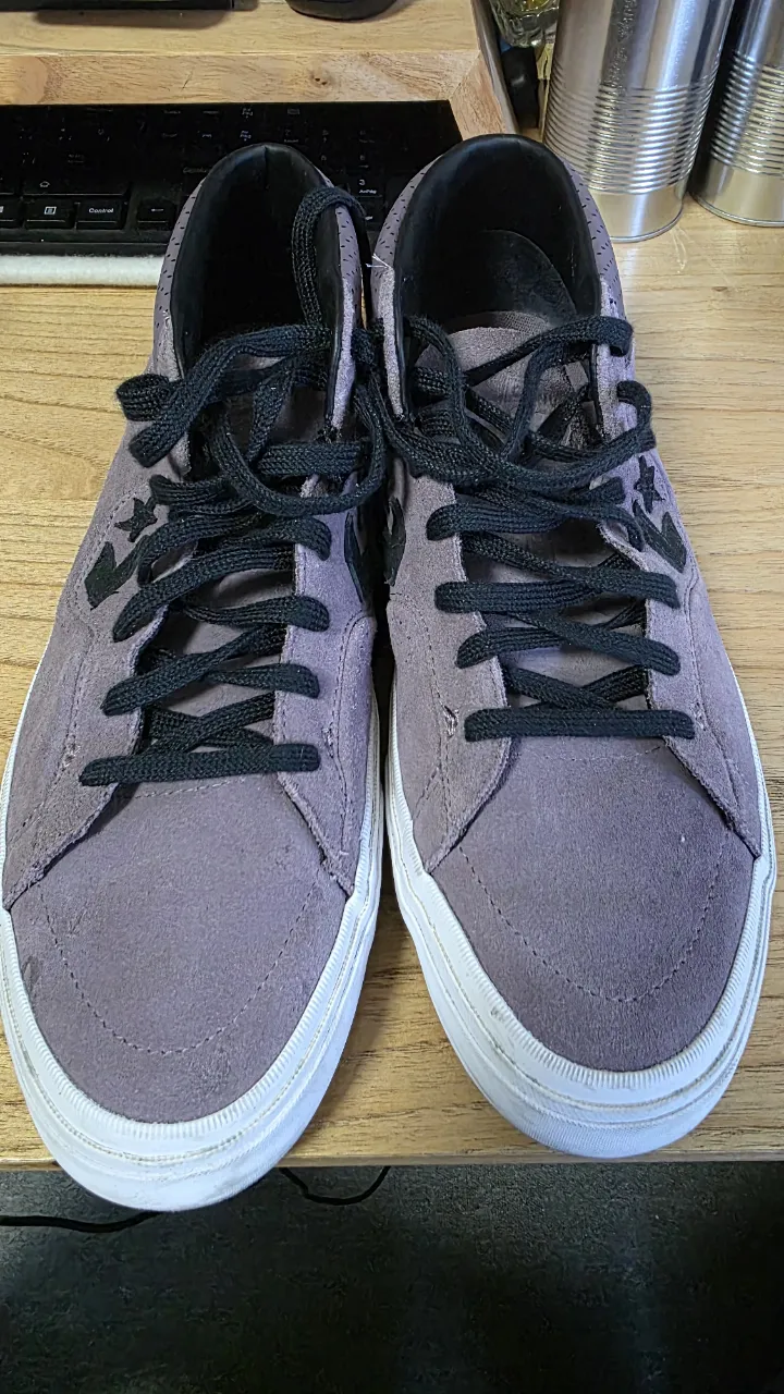 Zapatillas Converse L. Lopez, de caña alta, color bordo/Vino Diseño de gamuza con el logo de la marca en el lateral. Ideales para un look urbano y casual. Importadas EEUU acá no las encontras!