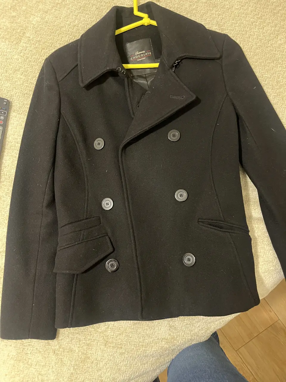 Clásico tapado de paño negro, estilo peacoat, con botones y bolsillos. Ideal para un look elegante y abrigado en invierno. Marca Sastrería Chocolate.