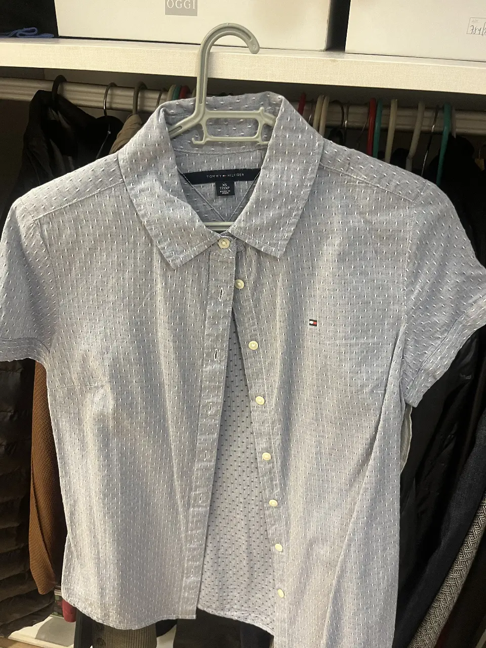 Camisa Tommy Hilfiger celeste con estampado sutil. Talle XS, ideal para un look casual y fresco.