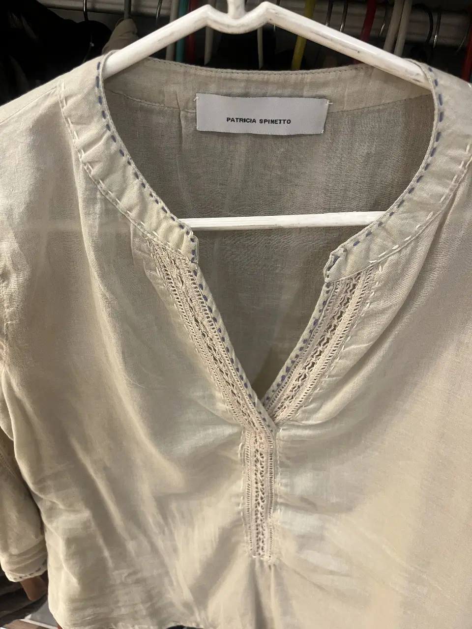 Blusa de lino color crudo con detalles bordados en el cuello y en el frente. Ideal para un look casual y fresco.