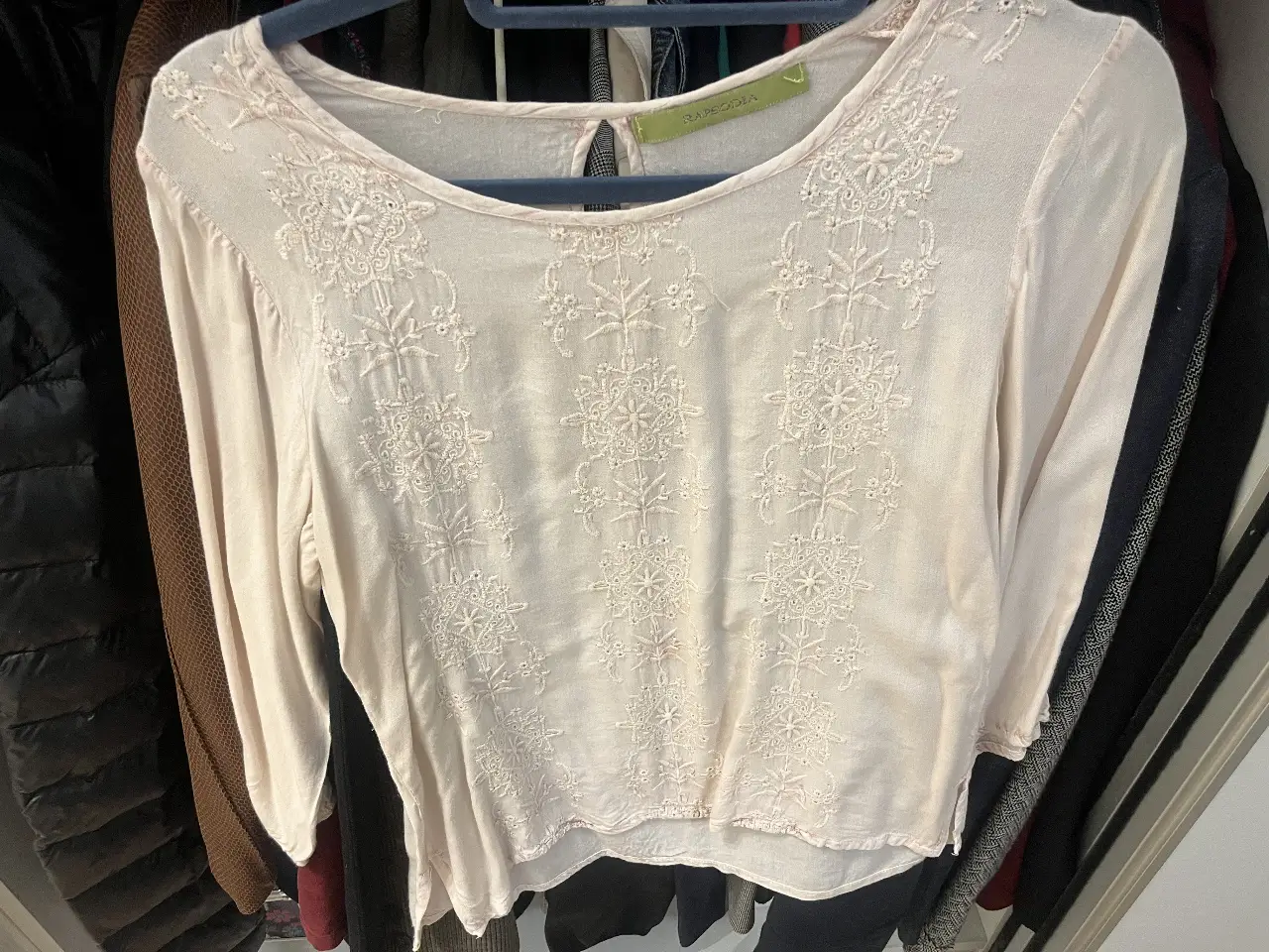 Blusa de mujer color rosa pálido con bordados florales. Manga 3/4. Ideal para un look casual y elegante.