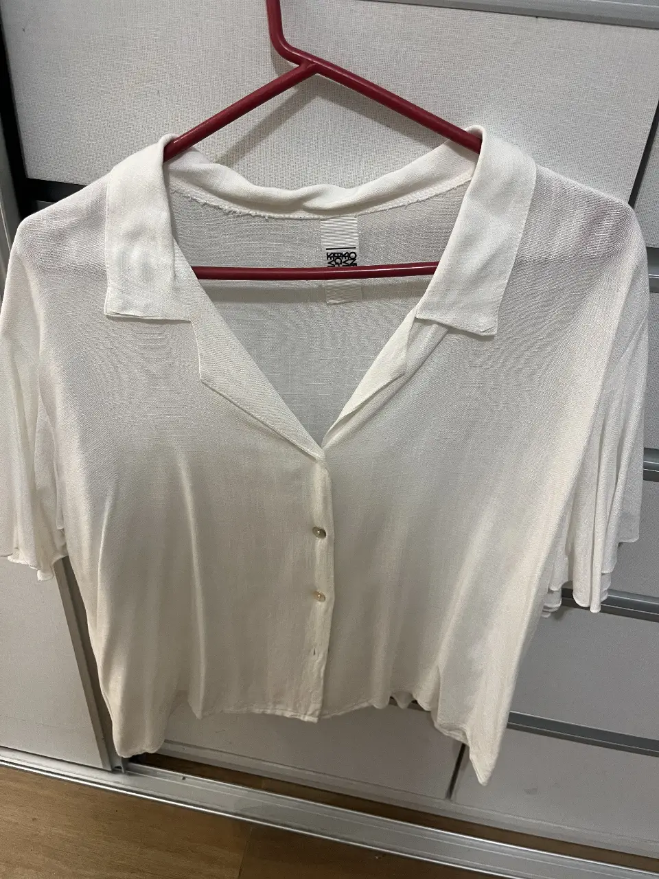 Blusa blanca de manga corta con cuello camisero. Ideal para un look casual y fresco.