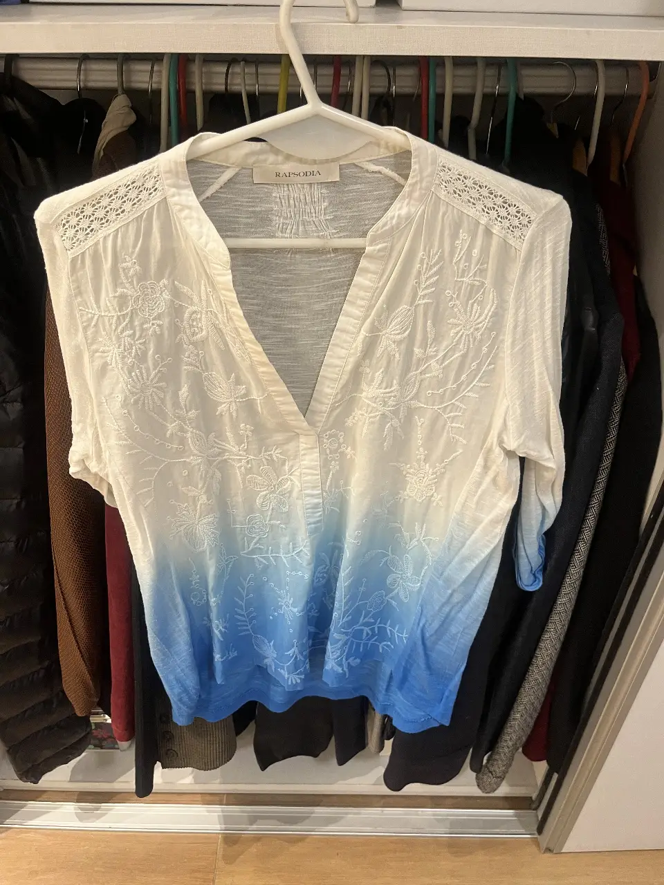 Blusa de mujer Rapsodia, con bordados y degradado azul. Ideal para un look casual y fresco.