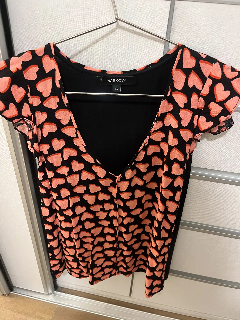 Blusa de mujer con estampado de corazones en tonos rosa y negro. Marca Markova, talle S. Ideal para un look casual y femenino.
