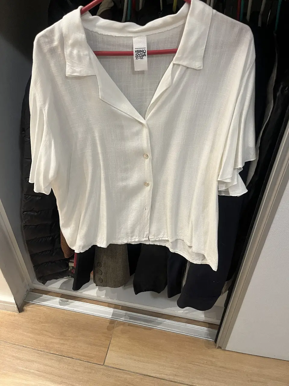 Blusa blanca de lino, con cuello camisero y mangas cortas. Ideal para un look fresco y casual.