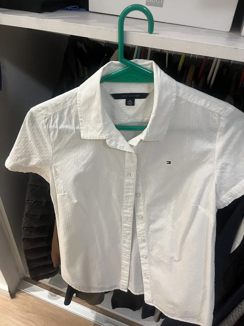 Camisa blanca de manga corta Tommy Hilfiger, talle XS. Ideal para un look casual y fresco.