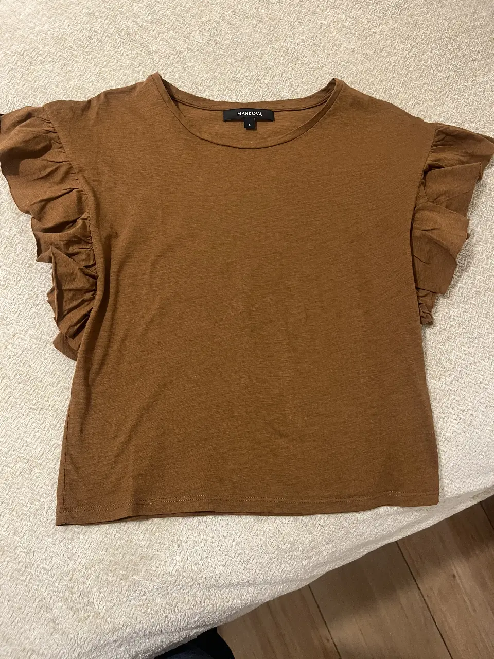 Blusa color tostado con mangas con volados, ideal para un look casual y femenino. Marca Markova, talle S.