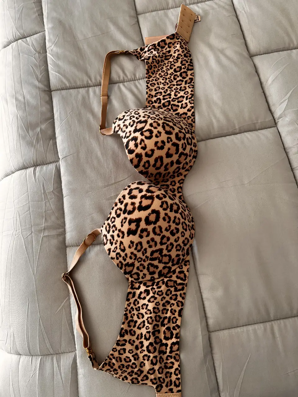 Corpiño con estampado de leopardo, con detalles en color piel y tirantes ajustables. Marca Victoria's Secret, talle 34D/75.