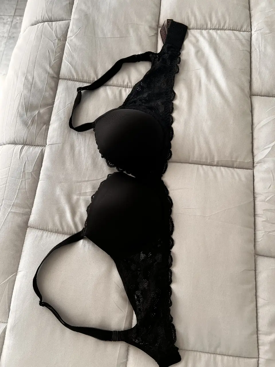 Corpiño Violeta Secret de encaje negro, ideal para ocasiones especiales. 34D
