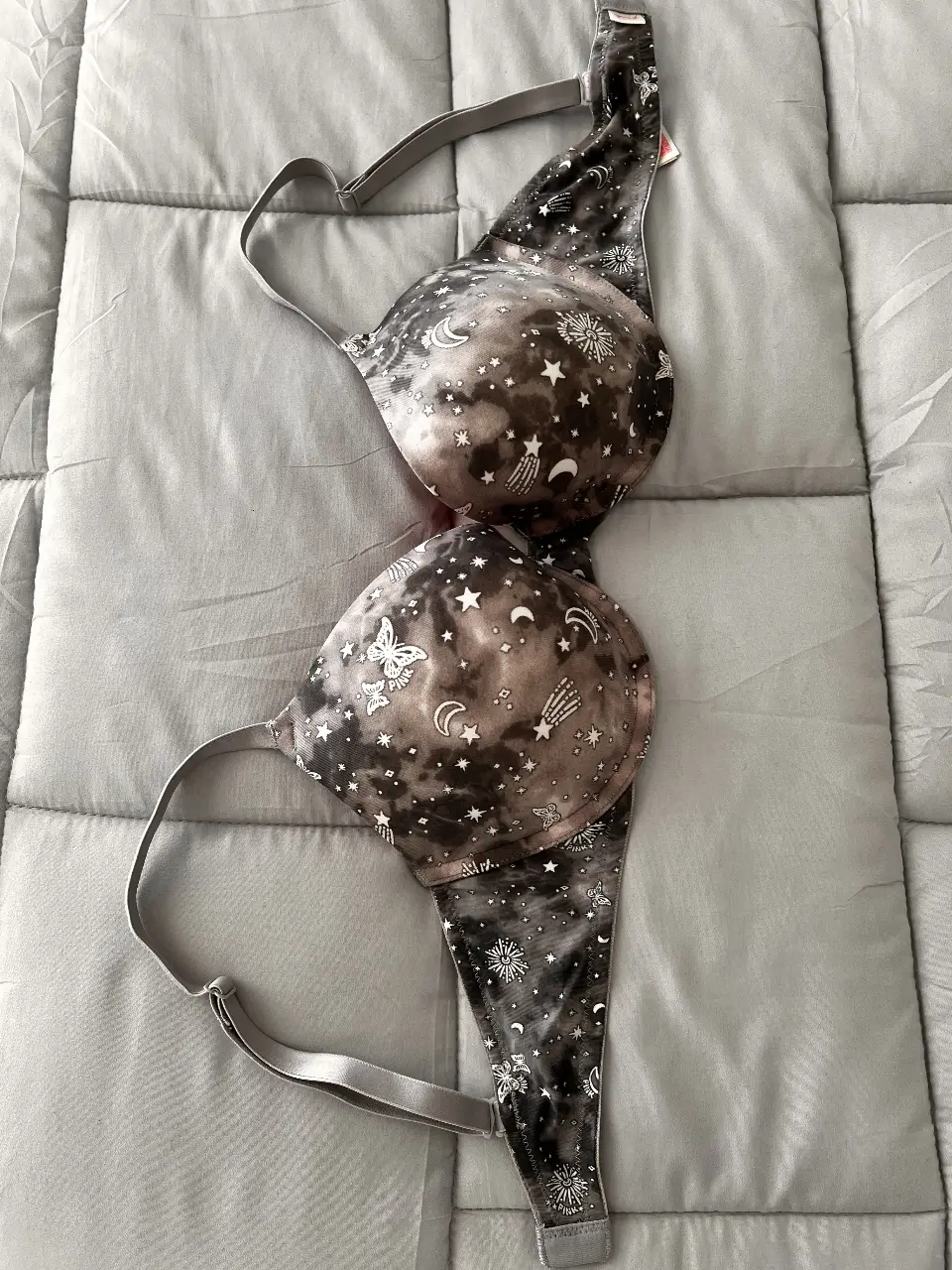 Corpiño Pink de Victoria's Secret con estampado de estrellas y lunas. Talle 34D. Interior rosa. Tirantes ajustables y cierre trasero.