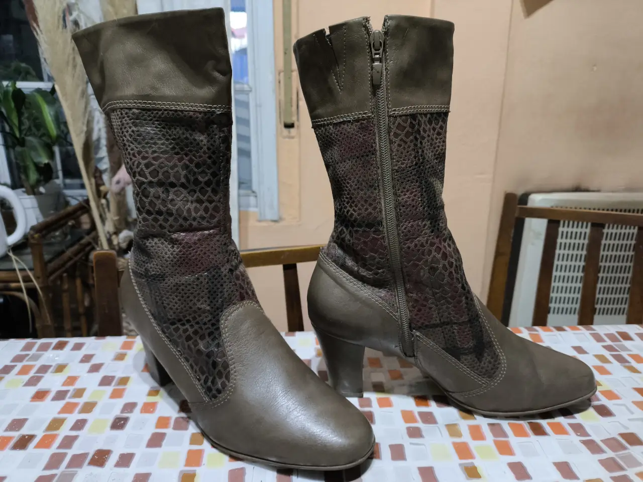 Botas de caña alta para mujer, color marrón con detalles en símil piel de serpiente. Diseño elegante con cierre lateral y taco medio.