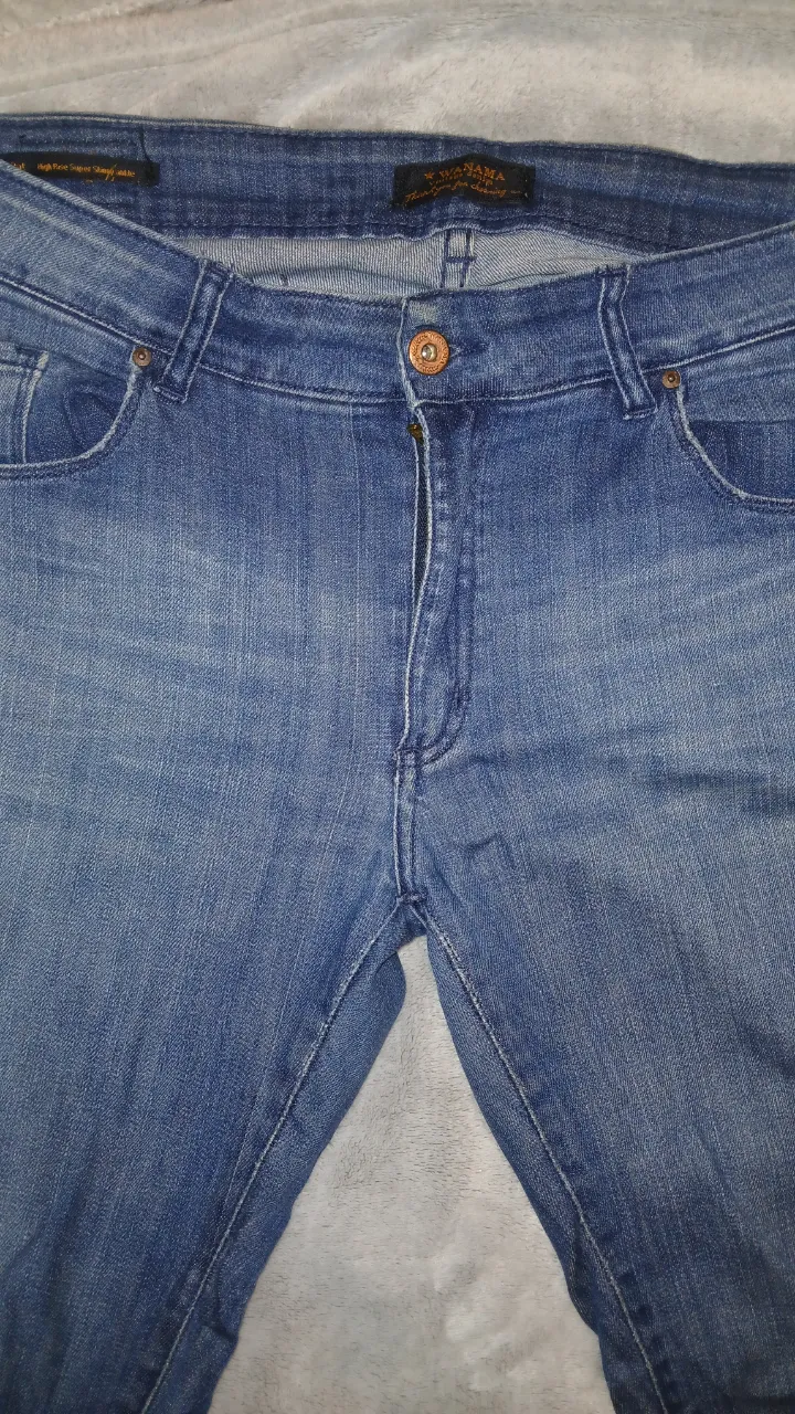 Jeans tiro alto, corte recto, color azul clásico. Perfectos para un look casual y cómodo, ideales para el día a día. Combinan con todo.