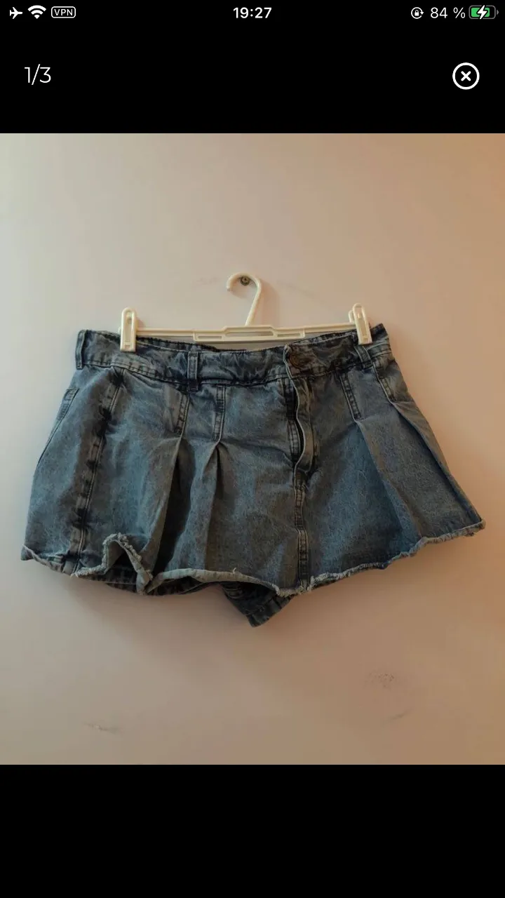Short de jean de mujer, tiro alto, con pinzas y dobladillo deshilachado. Ideal para un look casual y moderno.