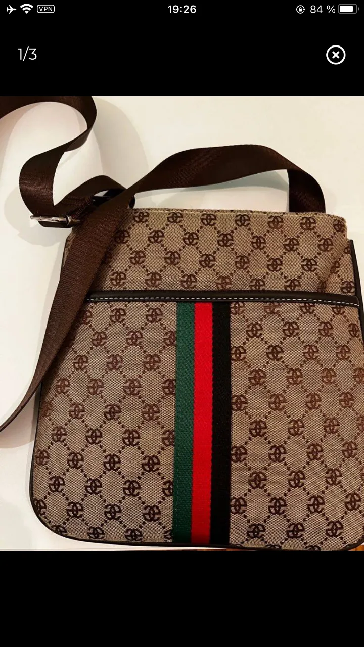 Bandolera con diseño de patrón repetitivo y franjas en verde, rojo y negro. Ideal para llevar tus esenciales con estilo.