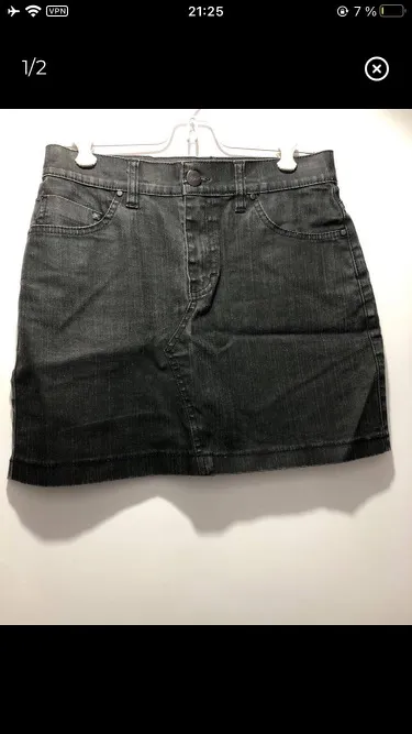 Minifalda de jean gris oscuro, ideal para un look casual y versátil. Perfecta para combinar con diferentes tops y calzado.