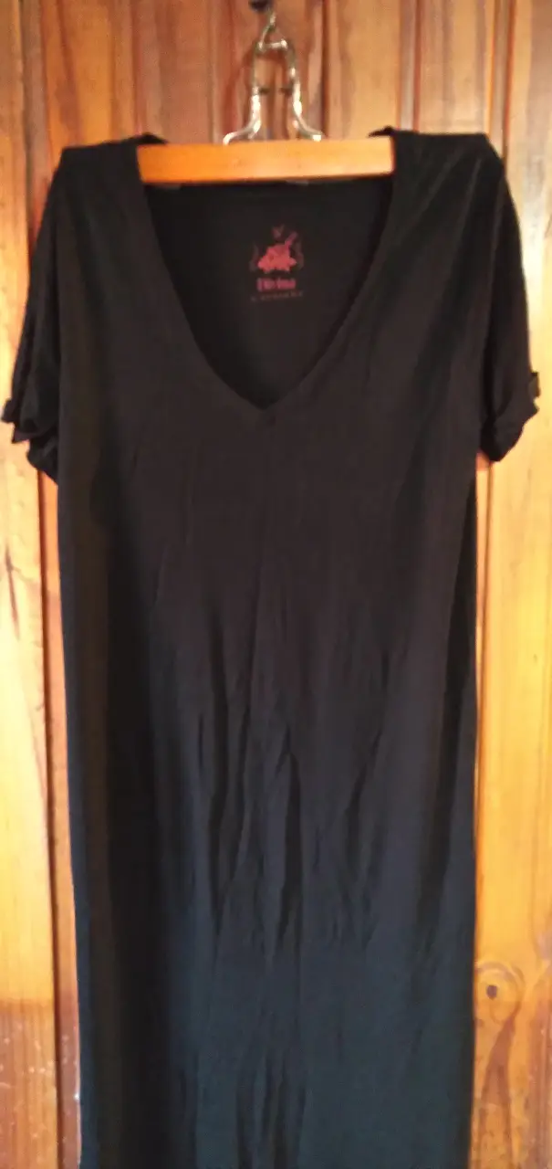 Vestido largo negro con cuello en V y mangas cortas. Ideal para un look casual y cómodo.