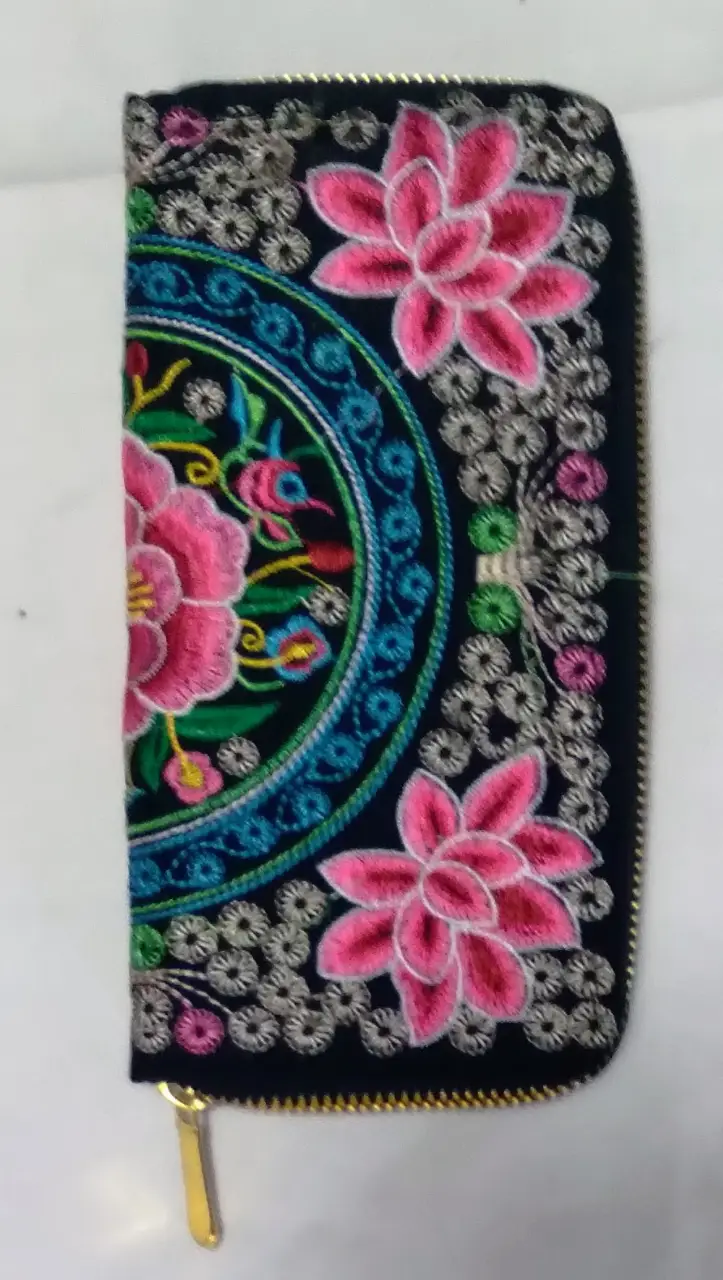 Billetera de mujer con bordado floral en tonos rosa y detalles en dorado. Diseño artesanal con cierre y múltiples compartimentos.