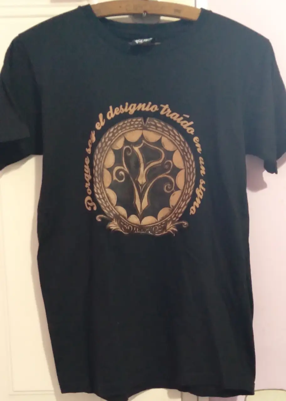 Remera negra de hombre con estampado en dorado. Diseño circular con frase y logo de banda musical. Ideal para looks casuales y de estilo rocker.