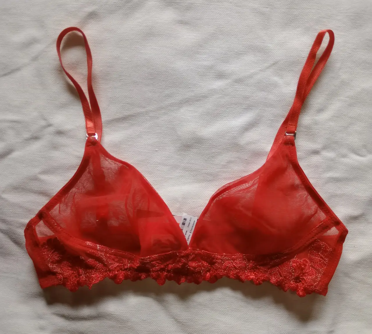 Corpiño de encaje rojo, ideal para ocasiones especiales. Diseño delicado y femenino, perfecto para complementar cualquier conjunto de lencería.