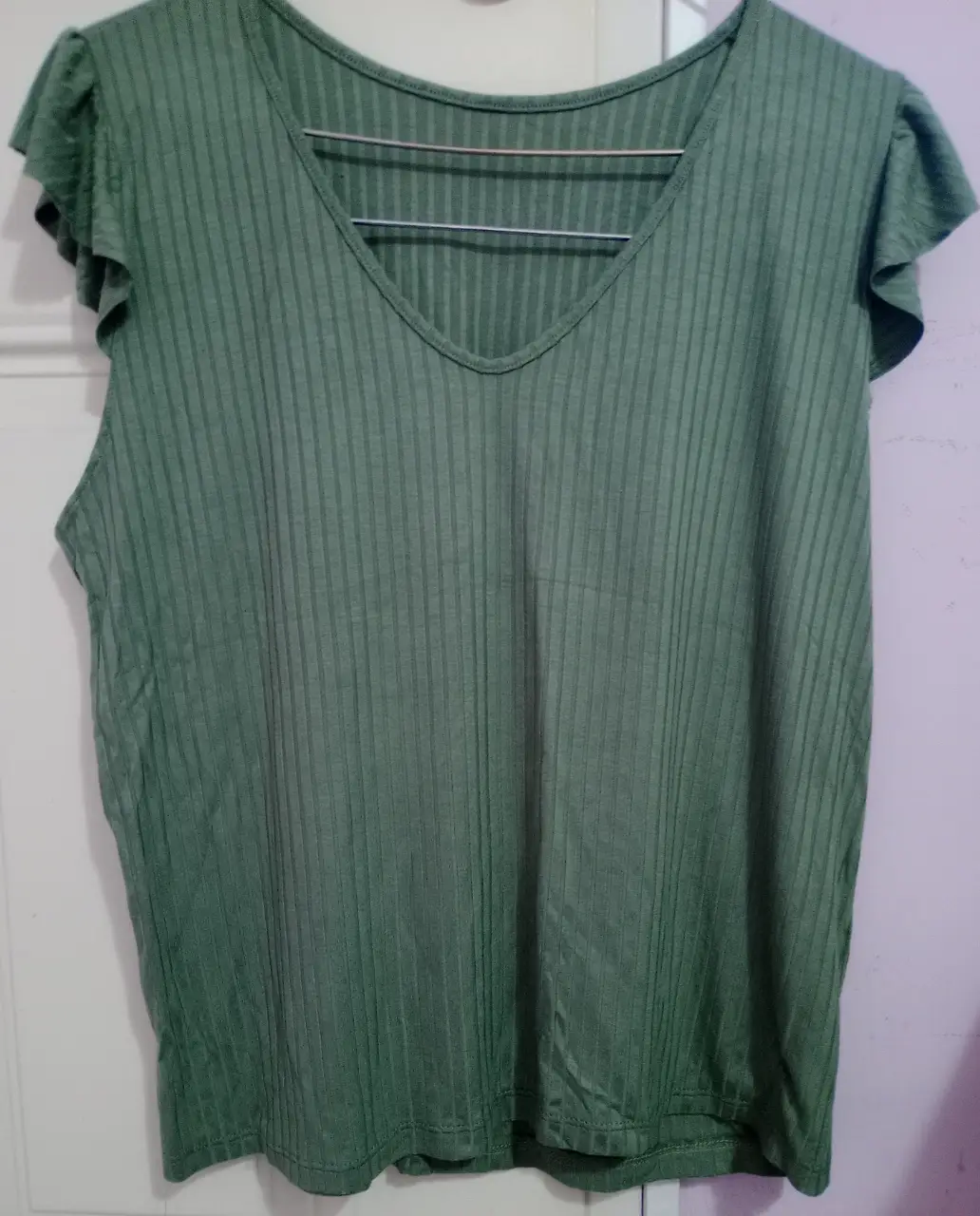 Blusa verde con mangas cortas con volados y escote en V, ideal para un look fresco y femenino.