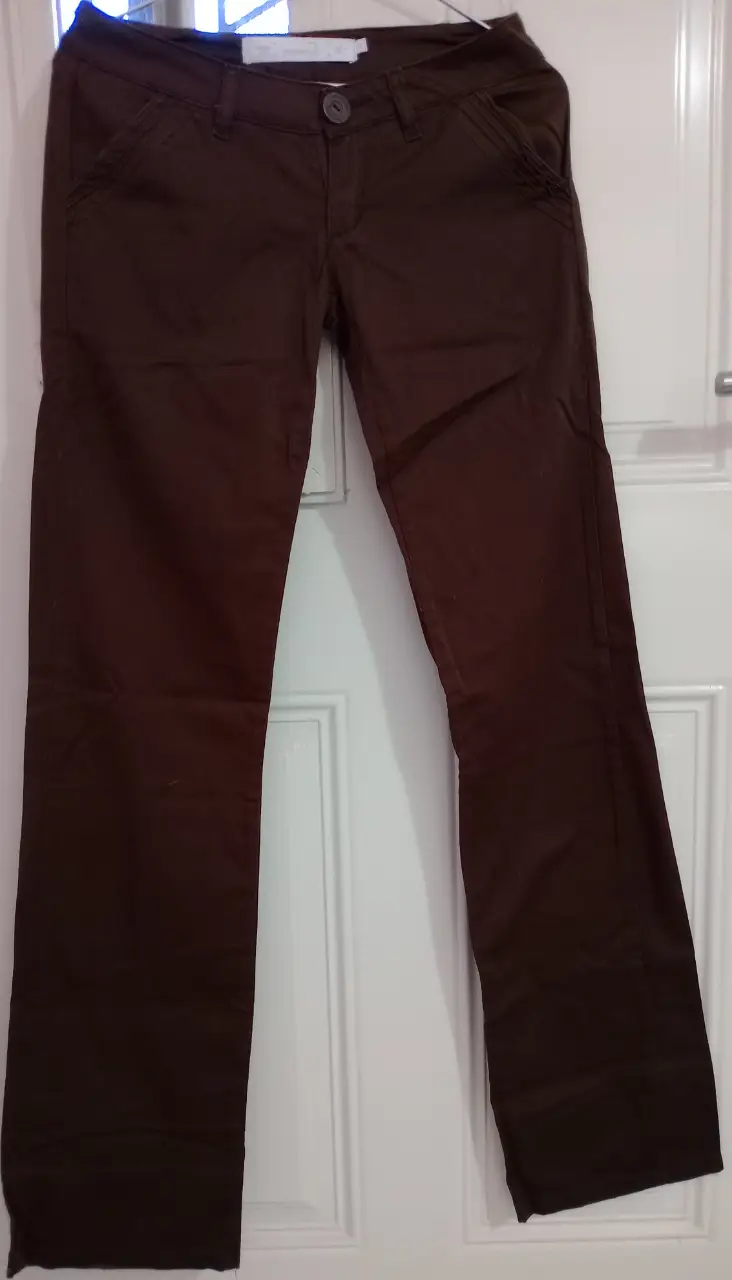 Pantalón chino marrón, ideal para un look casual y versátil. Perfecto para combinar con diferentes estilos y ocasiones.