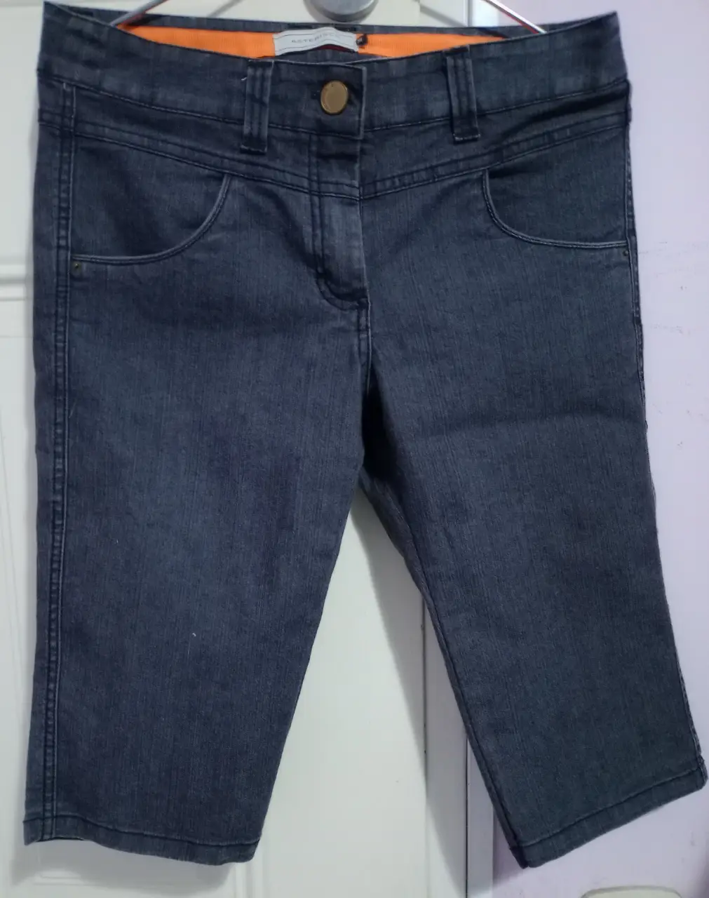 Short de jean azul oscuro, ideal para un look casual y moderno. Perfecto para combinar con remeras y zapatillas.