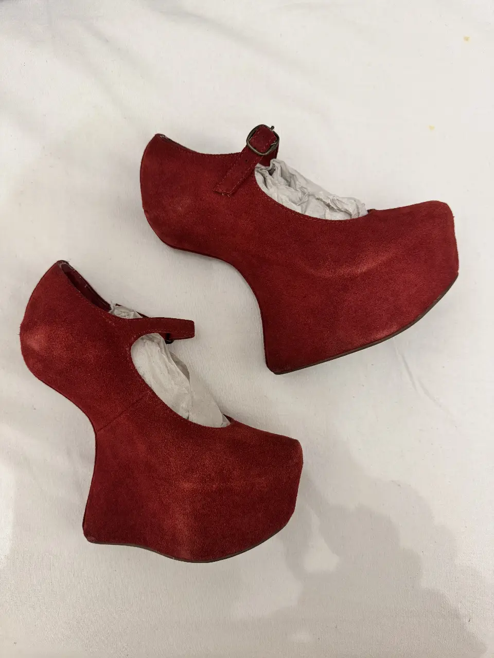 Jeffrey Campbell - Heel-less. Zapatos altos sin taco alto rojos, con plataforma y tira en el tobillo.