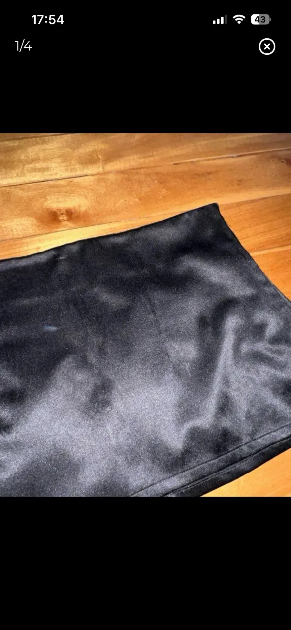 Pollera negra corta de satén. Tiro bajo