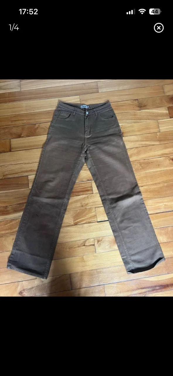 Pantalón color marrón. Posee bolsillos delanteros y traseros. Marca CROP BA. Tiro medio/alto