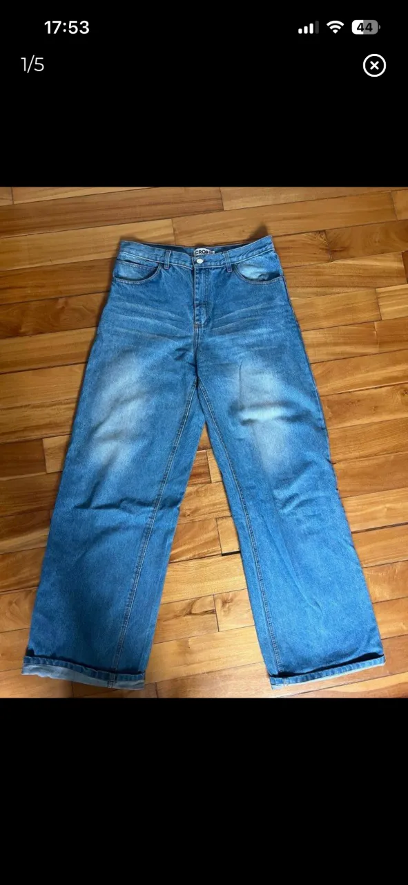 Jeans de tiro alto, color azul claro con desgastes. Modelo de pierna ancha. Wide Leg