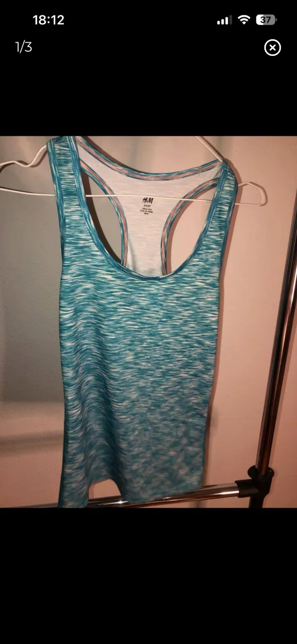 Musculosa deportiva H&M de color turquesa con detalles en blanco. Diseño jaspeado.