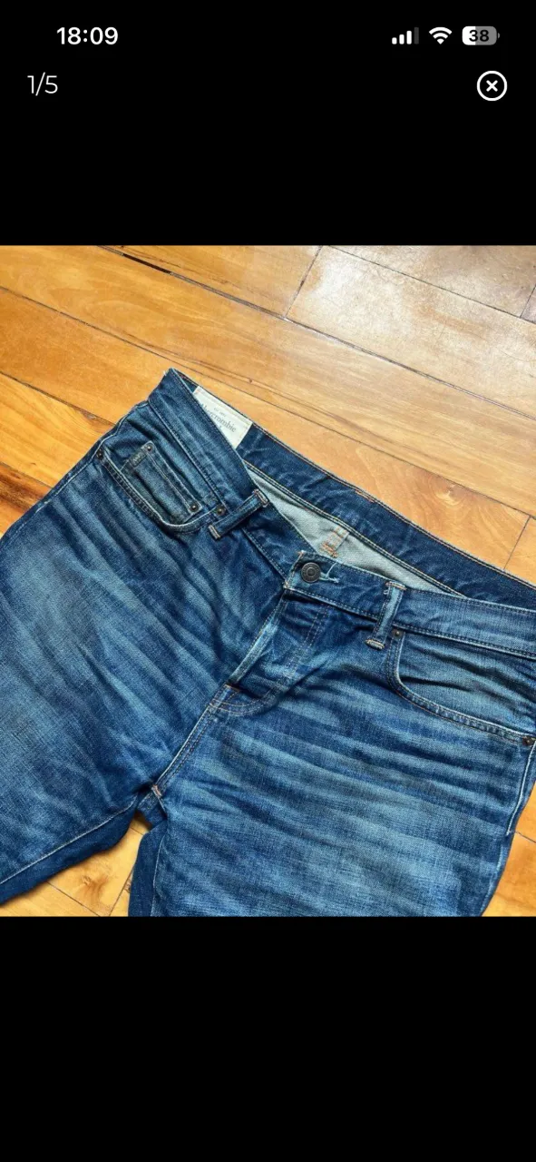 Jeans azules de corte clásico con detalles de desgaste y costuras a la vista. Presentan bolsillos delanteros y traseros. Marca Abercrombie & Fitch. W36 L32