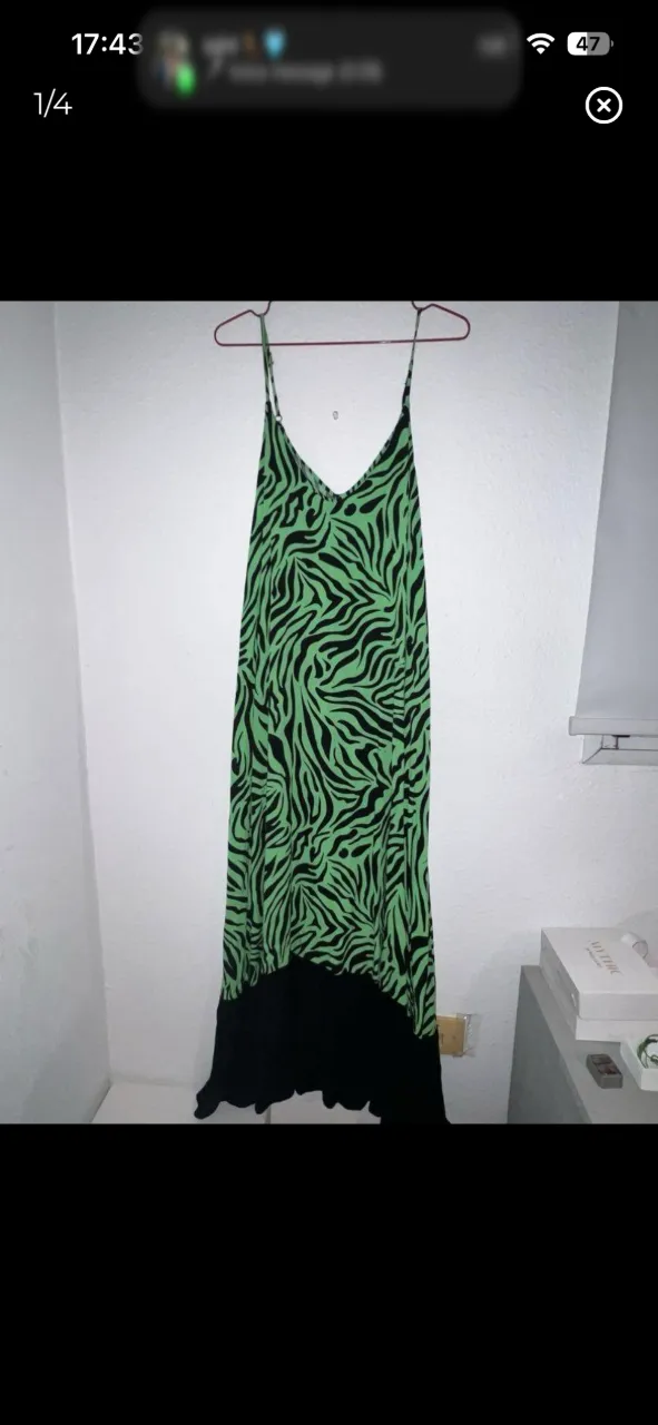Vestido largo con estampado de cebra en verde y negro. Posee breteles finos y un corte recto en en la parte inferior. Escote en V
