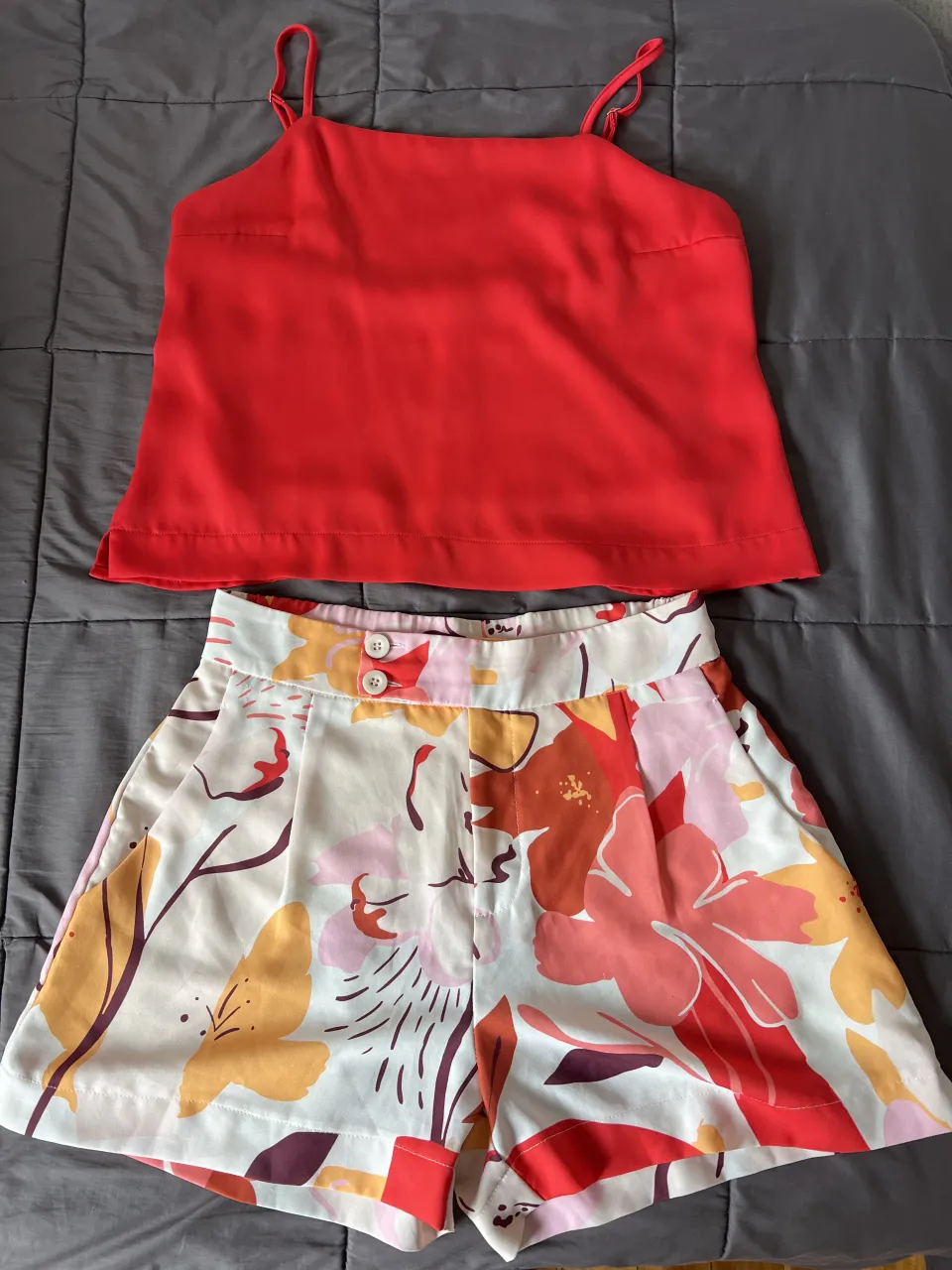 TOP corto rojo con breteles finos y escote cuadrado. Se vende tambien el conjunto con el short estampado floral en tonos blanco, naranja, rosa y marrón. Marca Zhoue, talle L 44 con un solo uso. 