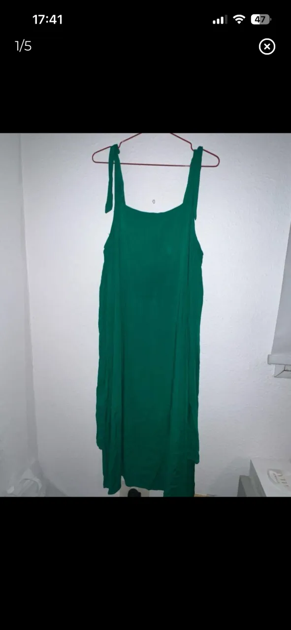 Vestido largo verde con tiras finas anudadas en los hombros.