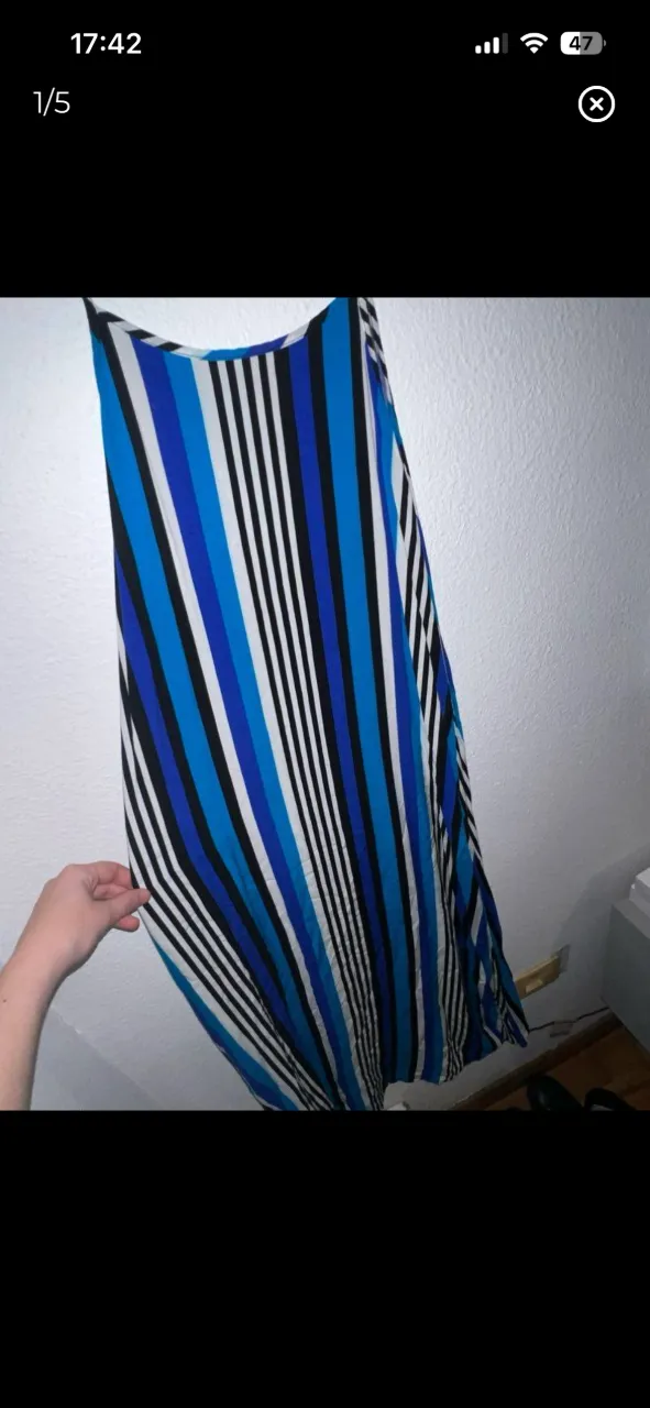 Vestido largo a rayas verticales en tonos de azul, blanco y negro. Posee breteles finos y un escote redondo. Marca Sweet