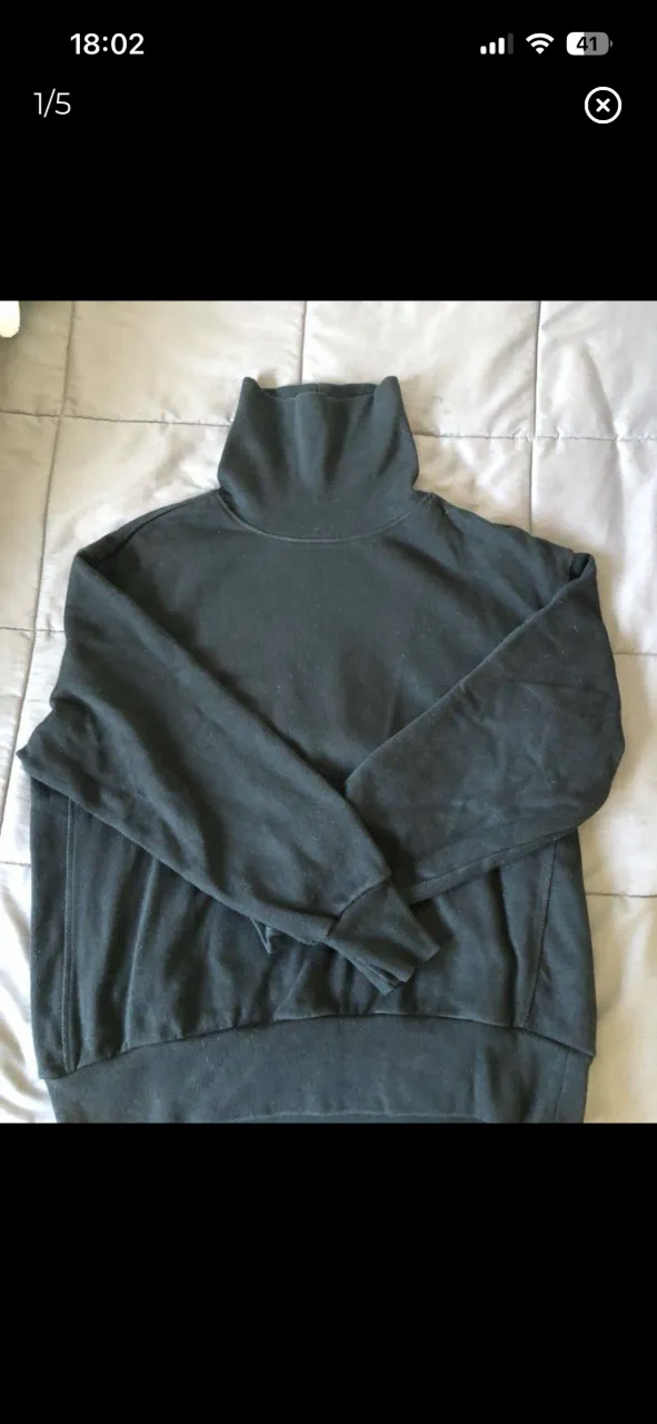 Buzo negro de manga larga con cuello alto polera.