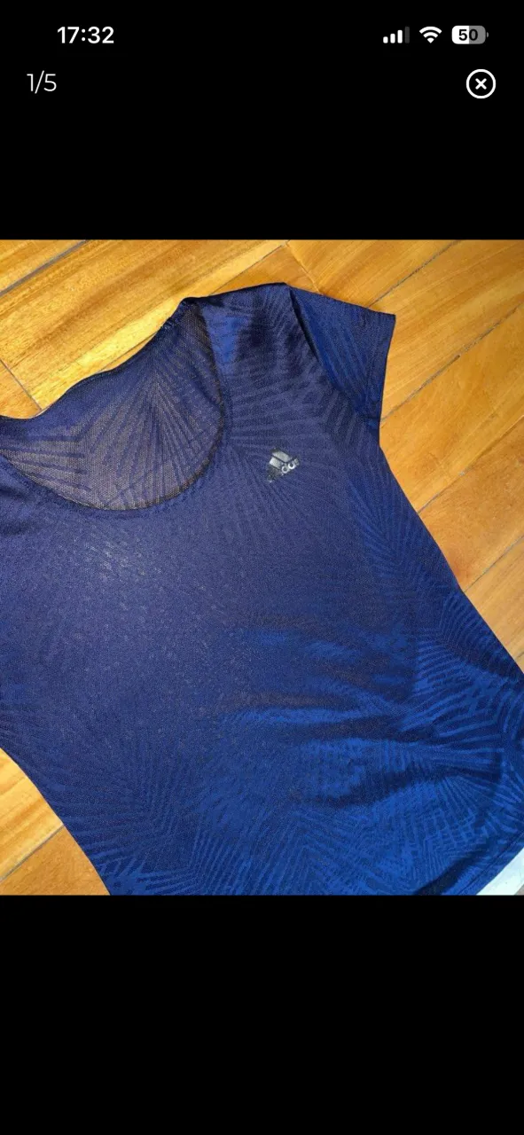 Remera deportiva ADIDAS violeta con estampado de hojas en tono más oscuro. Logo de la marca en el pecho. SE VENDE EN CONJUNTO CON EL SHORT