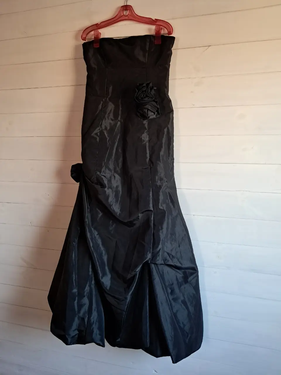Vestido de fiesta strapless negro, con detalle de drapeado y flor en falda con caída. Ideal para eventos formales. 15 años, casamiento, detalle en el forro interior para coser nada más.