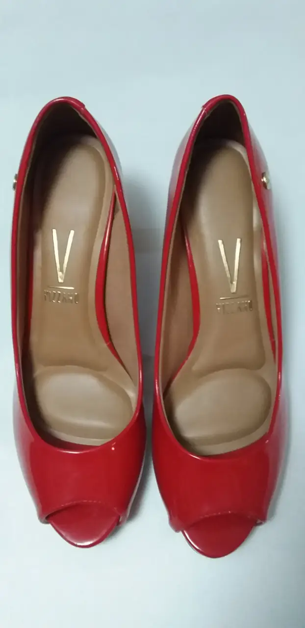 Elegantes zapatos de taco alto rojos, con diseño peep toe. Ideales para eventos formales o para darle un toque sofisticado a cualquier look.