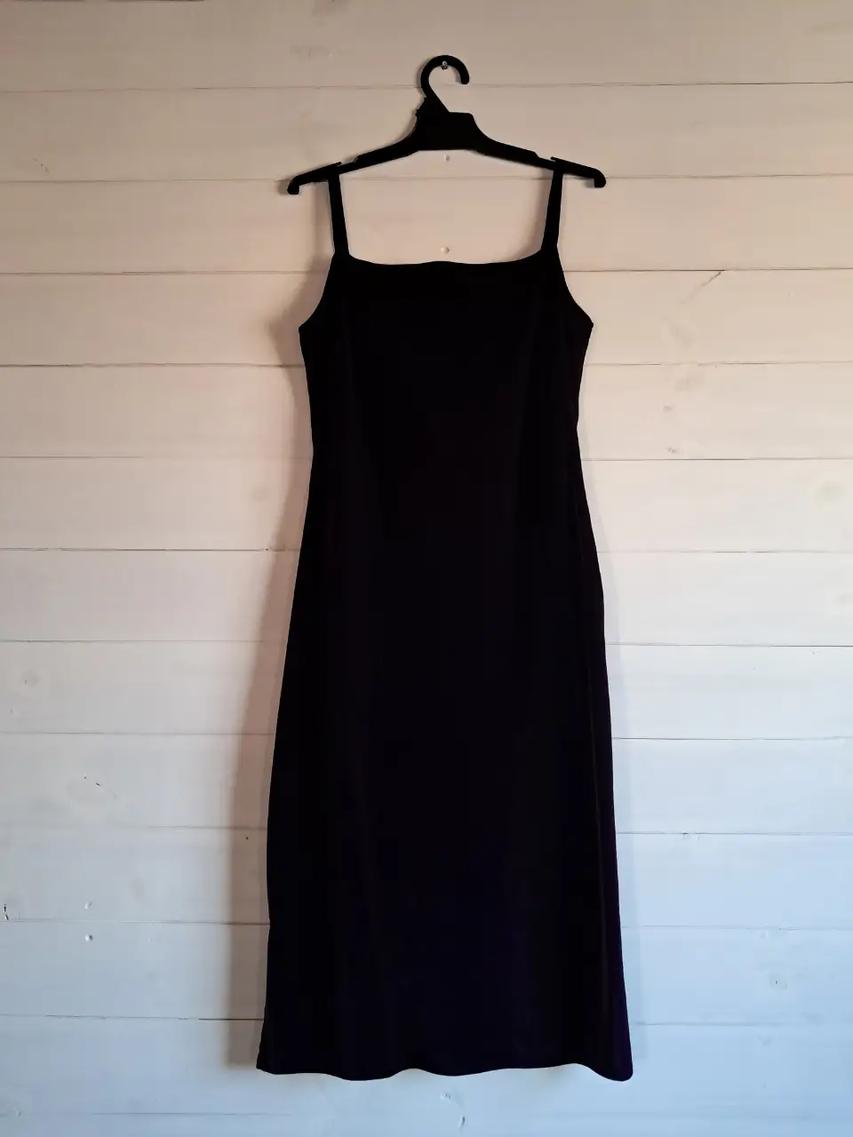 Vestido midi de terciopelo morado con tirantes finos. Ideal para eventos formales o fiestas. La tela es un poco elastizada